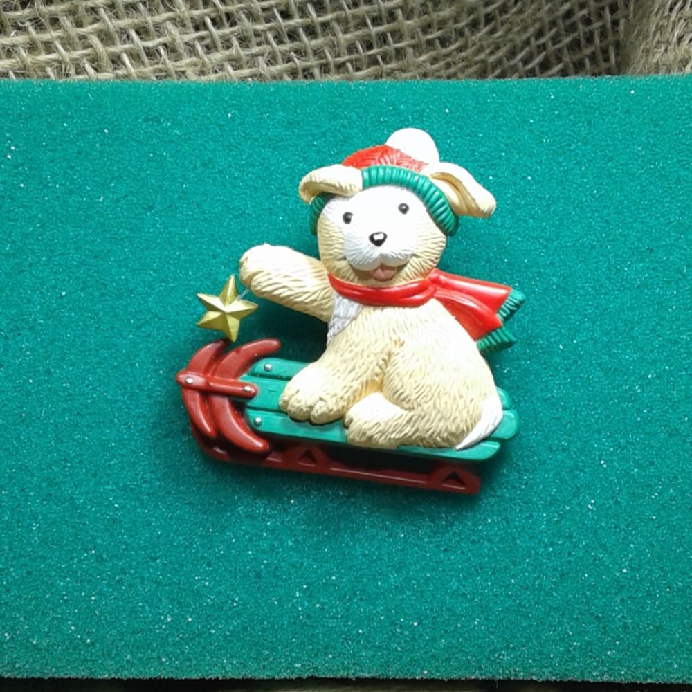 Hallmark. Cards . Inc Christmas Plastic Pin Brooch
